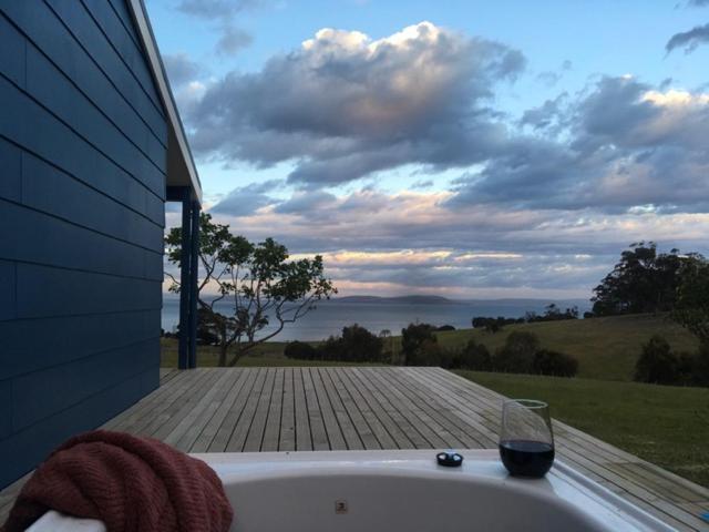 The Woolshed And Farmhouse Blue, Bruny Island Barnes Bay Buitenkant foto